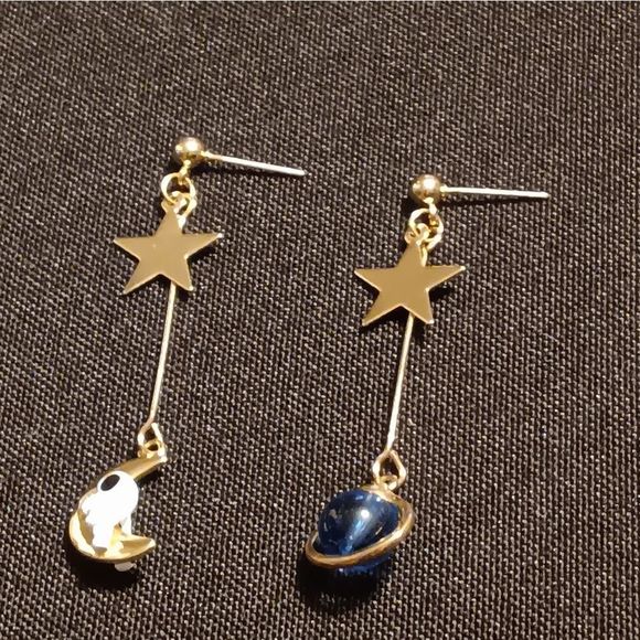Astronaut, Planet & Stars Dangle Earrings - Picture 5 of 6